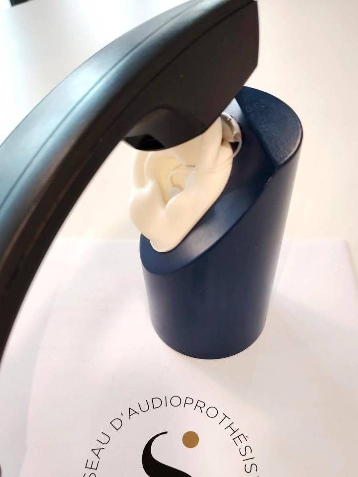 Comment bien positionner le combiné du téléphone lorsque j'ai une conversation téléphonique avec mes appareils auditifs Sonance Audition Les Avenières