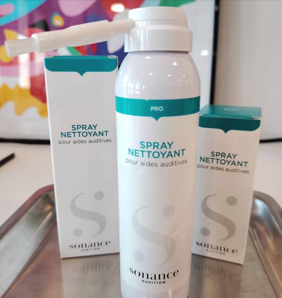 Utiliser des produits de nettoyages adaptés pour les appareils auditifs que l'on peut trouver chez un audioprothésiste sur le secteur des Avenières