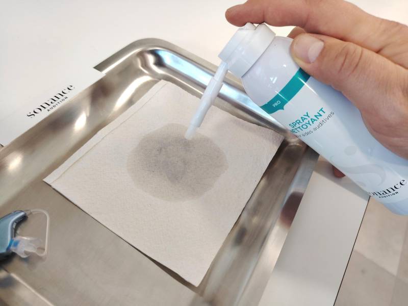 Le spray nettoyant pour aides auditives ne s'utilise pas directement sur l'appareil, trouver des conseils chez votre audioprothésiste Sonance Audition à Morestel